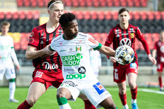 Varbergs Adama Fofana och Östersunds Sebastian Karlsson