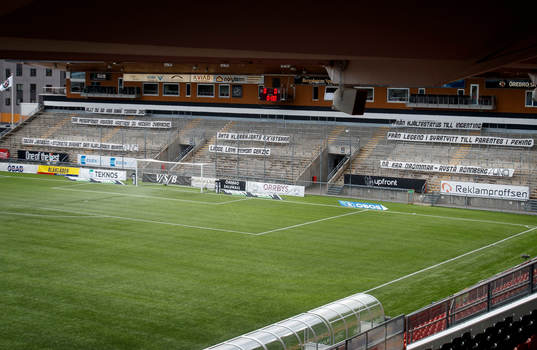 Banderoller från Örebro fansen riktade mot IFK