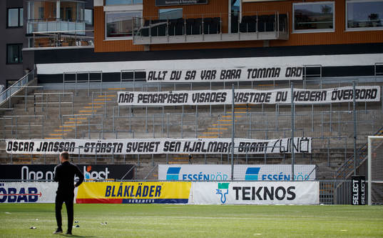 Banderoller från Örebro fansen riktade mot IFK