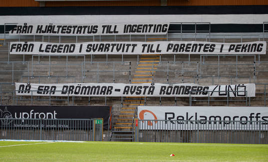 Banderoller från Örebro fansen riktade mot IFK