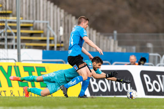 Halmstads Mikael Boman och IFK Göteborgs målvakt Giannis