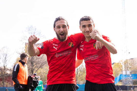 Vasalunds Elias Durmaz (v) och Adam Id Salem (h) jublar