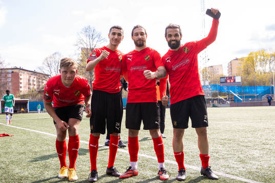 Vasalunds Frej Engberg (v), , Adam Id Salem, Elias Durmaz och Peshraw Azizi (h) jublar