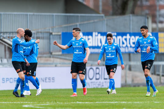 Halmstads Andreas Johansson jublar med målskytten till 1-0 Markus Antonsson