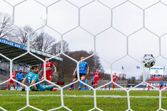 Halmstads Markus Antonsson gör 1-1 bakom IFK Göteborgs