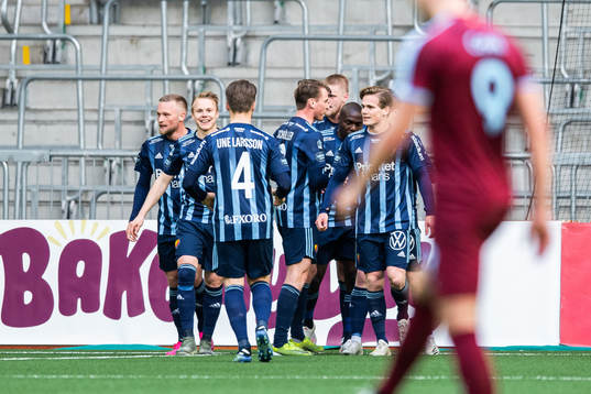 Djurgårdens Nicklas Bärkroth jublar med lagkamrater efter 1-0