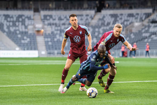 Malmö FFs Jonas Knudsen och Franz Brorsson mot Djurgårdens Edward Chilufya