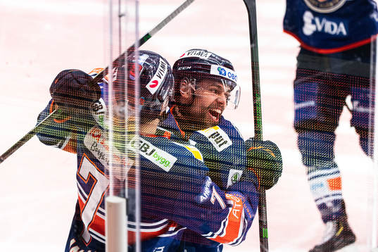 Växjös Hardy Häman Aktell jublar med Emil Pettersson