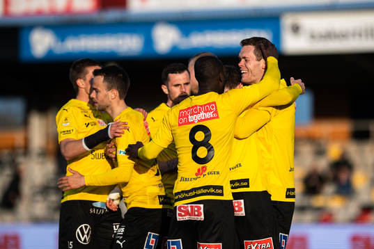 Mjällbys Jacob Bergström och Joel Nilsson jublar med lagkamrater efter 1-0