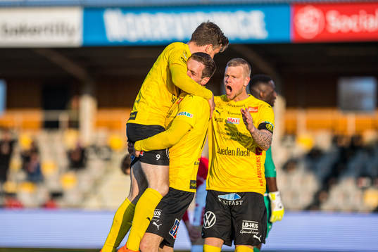Mjällbys Joel Nilsson , Jacob Bergström  och David Löfquist  jublar efter 1-0
