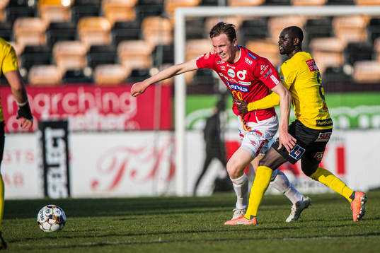 Degerfors Adam Carlén  och Mjällbys Enock Kofi Adu