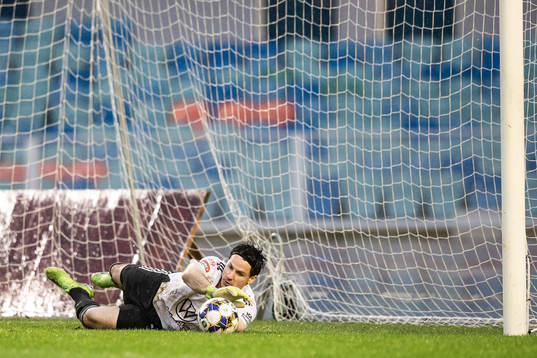 Östers målvakt Damir Mehic räddar en straff