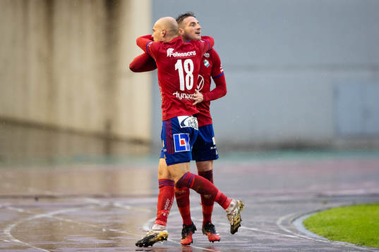 Östers James Keene jublar ihop med Jonathan Drott  efter 0-1