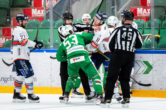 Rögles Moritz Seider och Växjös Ilari Melart i dispyt