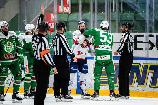 Rögles Moritz Seider och Växjös Ilari Melart i dispyt