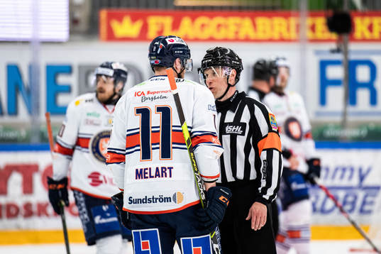 Växjös Ilari Melart i samtal med domare Tobias Björk