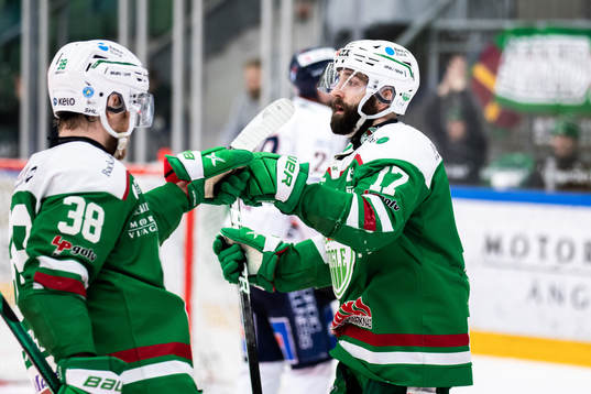 Rögles Erik Andersson och Taylor Matson jublar