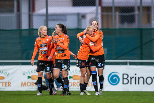 Kristianstads Amanda Edgren jublar med Eveliina Summanen efter 1-0