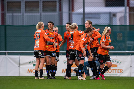 Kristianstads Amanda Edgren jublar med Eveliina Summanen efter 1-0