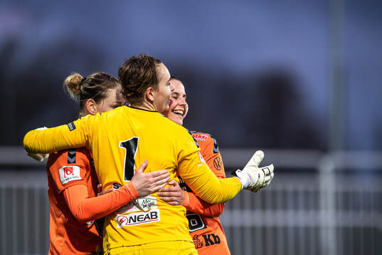 Kristianstads målvakt Brett Maron och Josefin Harrysson jublar