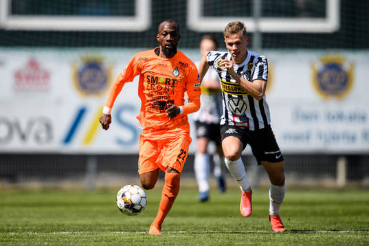 AFC Eskilstunas Ibrahim Blati Toure och Landskronas Linus