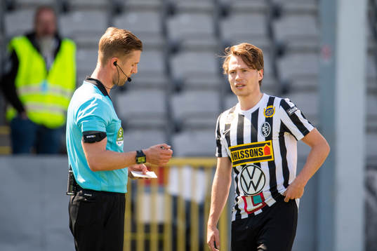 Landskronas Filip Ottosson och domare Fredrik Hansson