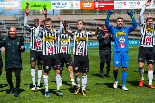 Landskronas Alexander Tkacz och målvakt Amr Kaddoura jublar