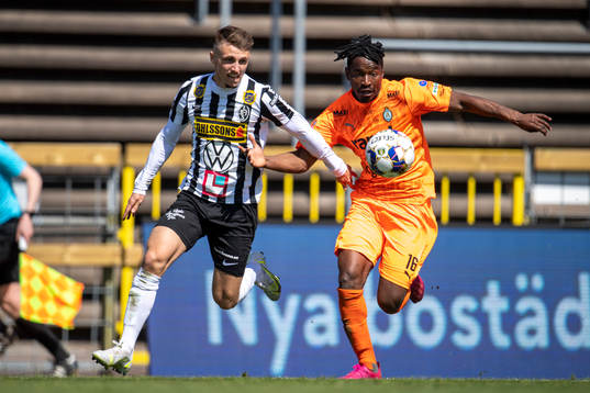 Landskronas Hampus Ferhm och AFC Eskilstunas York Rafael