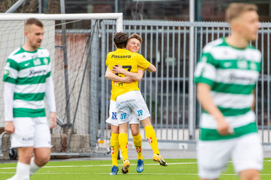 Jönköpings Adrian Edqvist jublar med lagkamrater efter 0-1