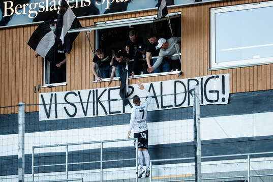 Örebros Erik Björndahl jublar