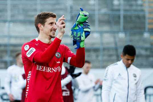Örebros målvakt Bobby Allain jublar