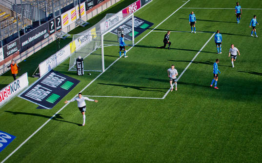 Örebros Deniz Hümmet gör 1-0 på Halmstads Halmstads
