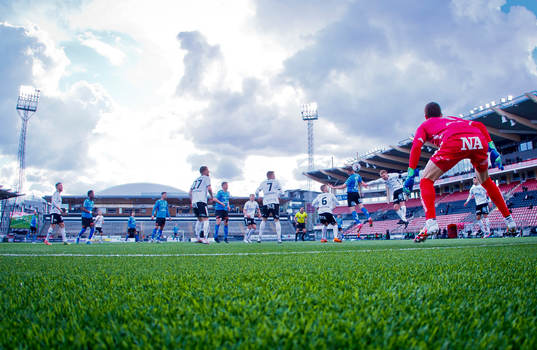 Halmstads Halmstads Markus Antonsson och Örebros målvakt