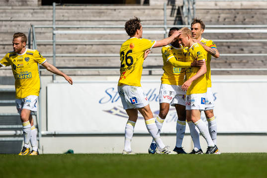 Falkenbergs spelare jublar efter 1-0 av Adam Bergmark Wiberg
