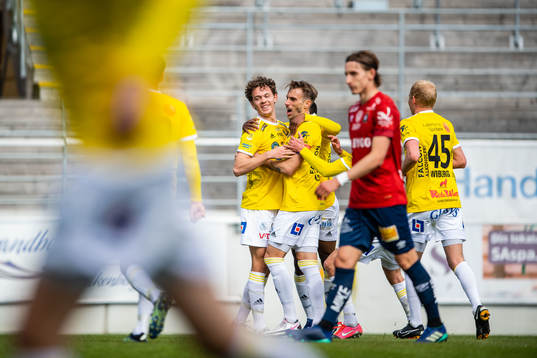 Falkenbergs Kalle Björklund jublar med lagkamrater efter 2-1