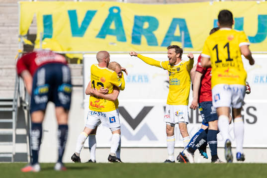 Falkenbergs spelare jublar efter 3-2 av Christoffer Carlsson