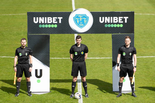 Domare Enzo Vesprini tillsammans med assisterande domare Martin Palm (v) och assisterande domare Niklas Alfredsson (h)