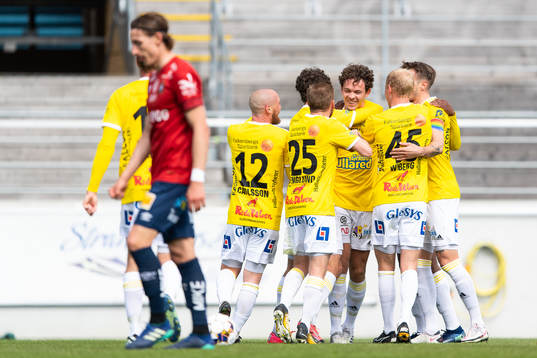 Falkenbergs Kalle Björklund jublar efter 2-1 med lagkamrater