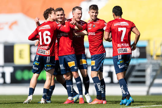 Örgrytes Ajdin Zeljkovic jublar efter 2-2 med lagkamrater