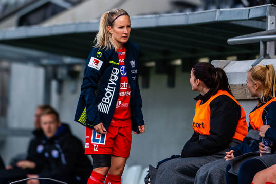 Linköpings Petra Johansson lämnar planen skadad