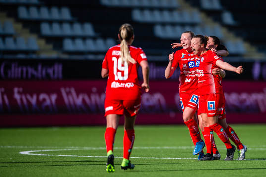 Linköpings Olga Ahtinen jublar med lagkamrater