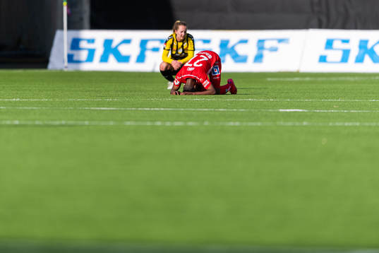 Linköpings Uchenna Grace Kanu går ner på knä