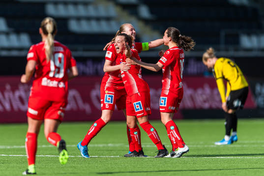 Linköpings Olga Ahtinen (mitten) jublar med lagkamrater