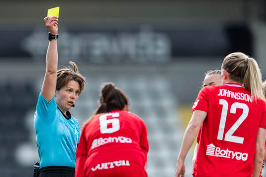 Häckens domare Sara Wiinikka ger gult kort till