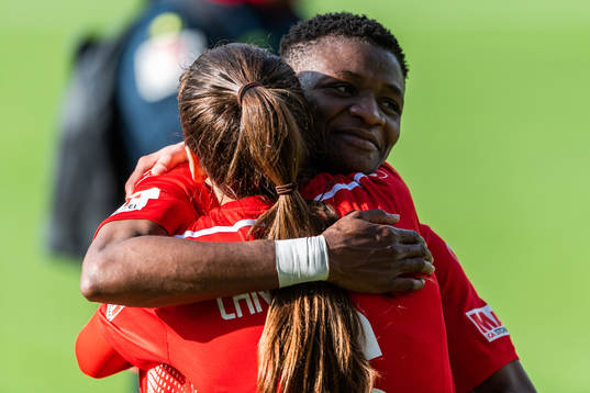 Linköpings Elin Landström och Uchenna Grace Kanu jublar