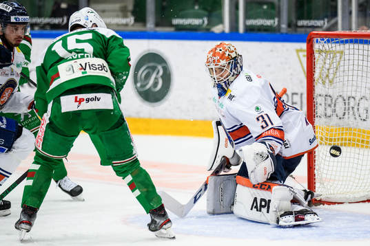 Rögles Simon Ryfors oroar framför Växjös målvakt Erik