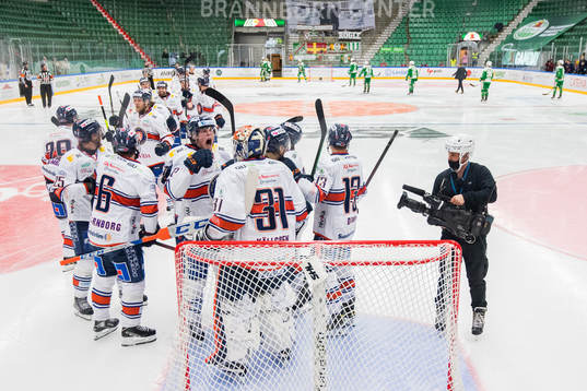 Växjös Fredrik Karlström jublar med målvakt Erik