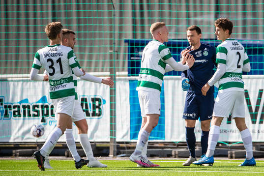Västerås målvakt Anton Fagerström jublar med lagkamrater efter att ha räddat en straff