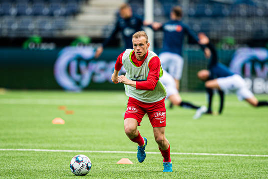 Petter Dahle Strand of Brann warms up