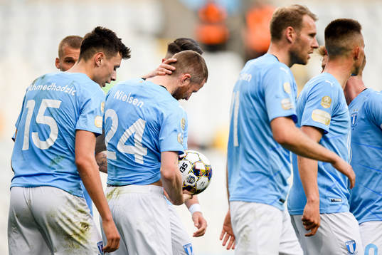 Malmö FFs Lasse Nielsen jublar efter 2-1